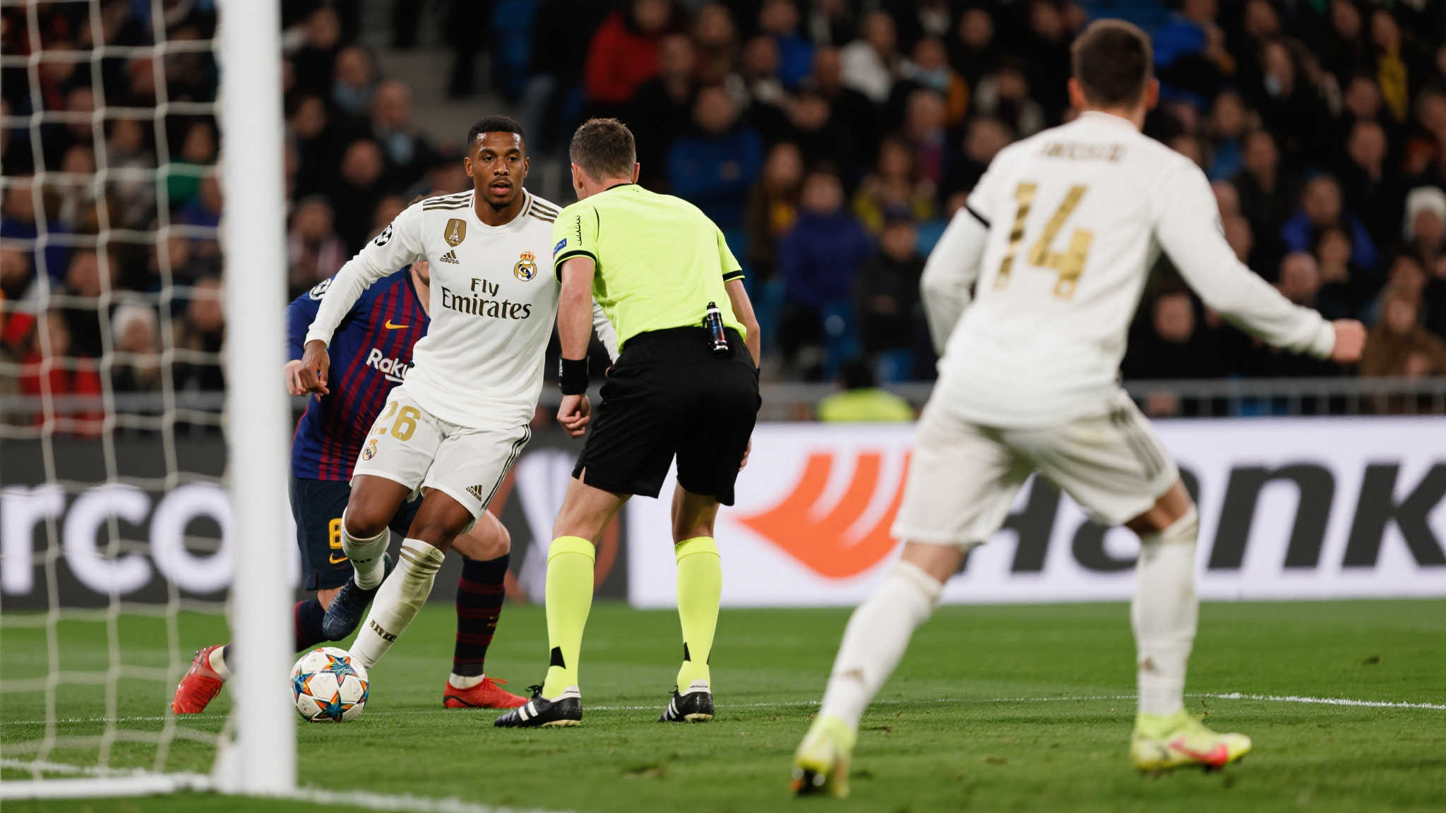 当球队少打一人的情况下，大多数俱乐部会选择退守防线